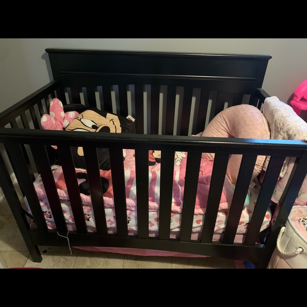 Crib mattress and Minnie Mouse set included